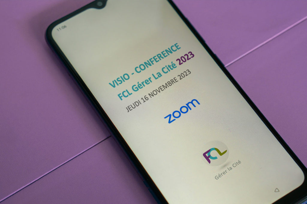 Téléphone portable avec l'application zoom qui annonce la visio-conférence 2023 FCL Gérer La Cité