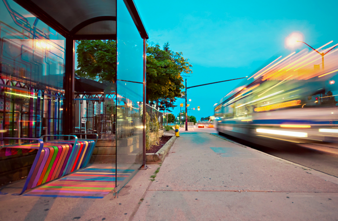 Un abri de bus dans une ville considéré comme du mobilier urbain.