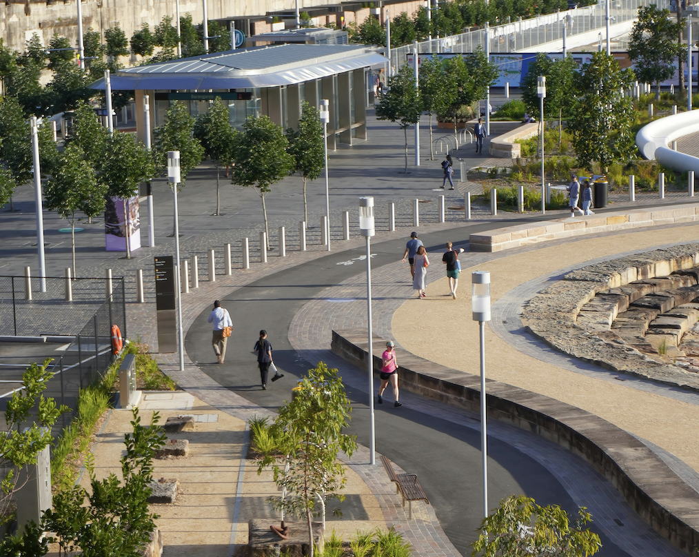 Une image représentant des éléments de mobilier urbain moderne comme des bornes numériques, des panneaux interactifs, ou des espaces de service public connectés.