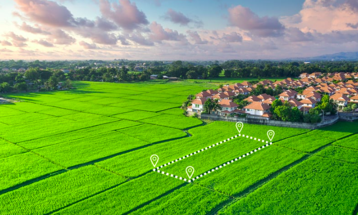 Vue aérienne illustrant le contraste entre une zone urbaine dense et un espace naturel ou agricole, en lien avec la loi ZAN