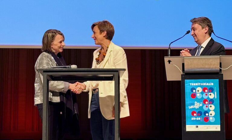 Isabelle Kébé (FCL Gérer la Cité) et Hélène Guillet (SNDGCT) concluent officiellement le partenariat lors de l’événement Territorialis, septembre 2025.