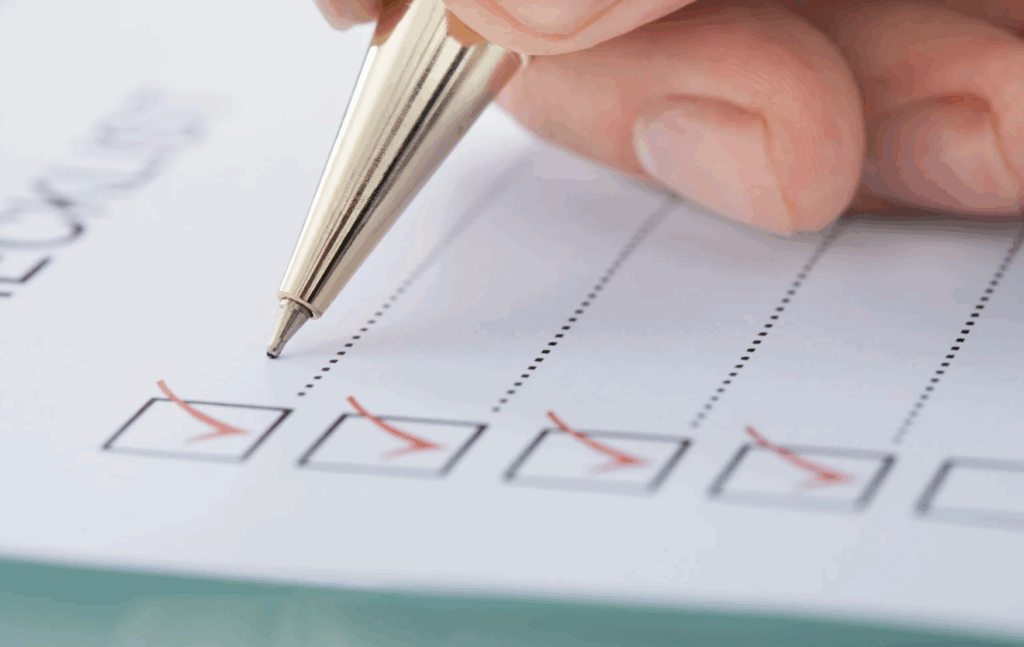 Main cochant une checklist : illustrer la préparation des collectivités à la programmation européenne 2028–2034.