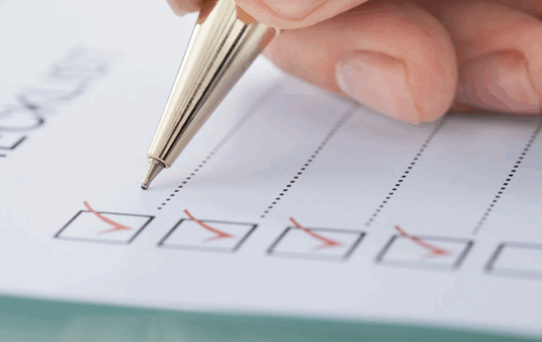 Main cochant une checklist : illustrer la préparation des collectivités à la programmation européenne 2028–2034.
