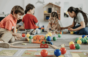 Enfants jouant dans une structure d’accueil de la petite enfance, encadrés par une professionnelle.