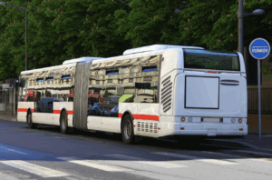 Bus articulé en circulation en milieu urbain, illustrant les enjeux de financement des transports collectifs dans Ambition France Transport