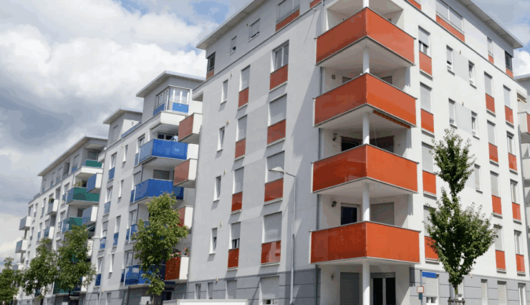 Immeubles de logements sociaux modernes avec balcons colorés, illustrant le parc résidentiel géré par les bailleurs sociaux.