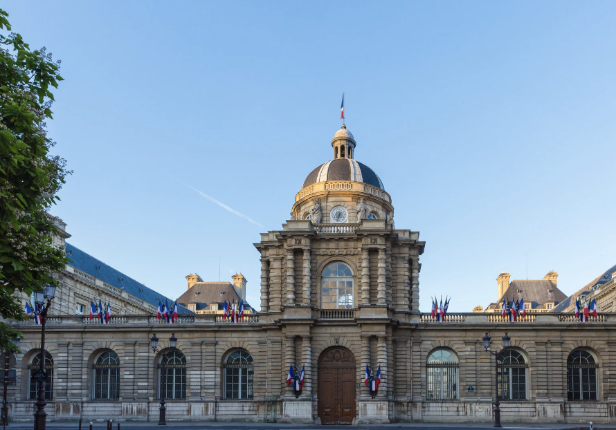 Façade du Sénat français, lieu d’examen du PLF 2026 impactant les collectivités locales.