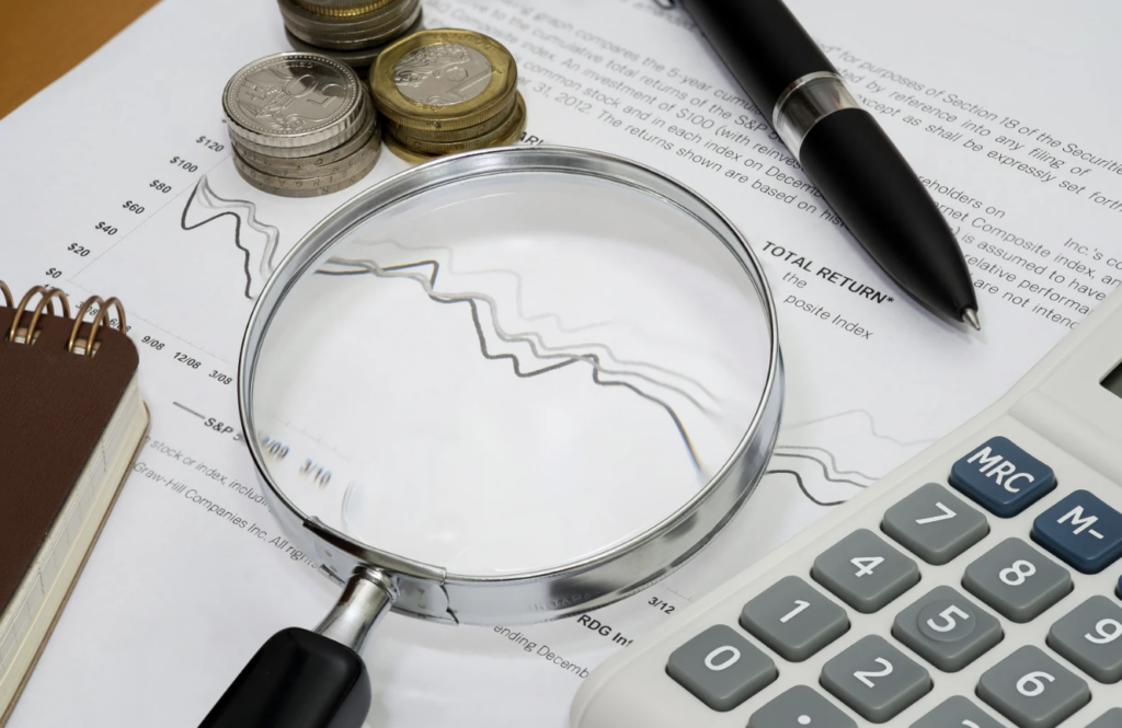 Analyse des marchés financiers en 2025 illustrant la dissociation entre taux courts et taux longs et ses effets sur le financement