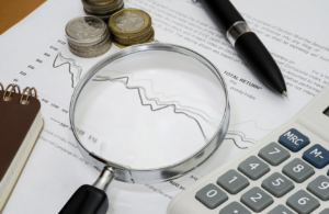 Analyse des marchés financiers en 2025 illustrant la dissociation entre taux courts et taux longs et ses effets sur le financement