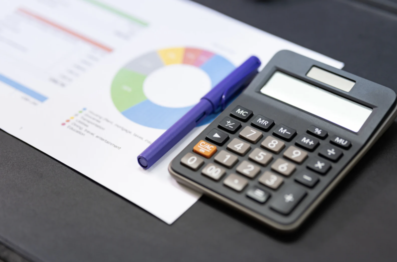 Calculatrice et documents budgétaires illustrant les enjeux financiers du budget 2026 pour les collectivités territoriales