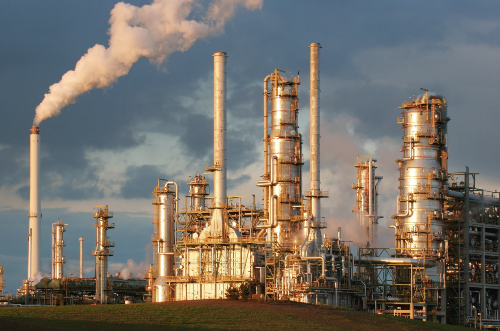 Raffinerie de pétrole illustrant les tensions sur les marchés énergétiques et leur impact sur les budgets locaux