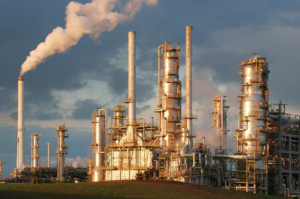 Raffinerie de pétrole illustrant les tensions sur les marchés énergétiques et leur impact sur les budgets locaux