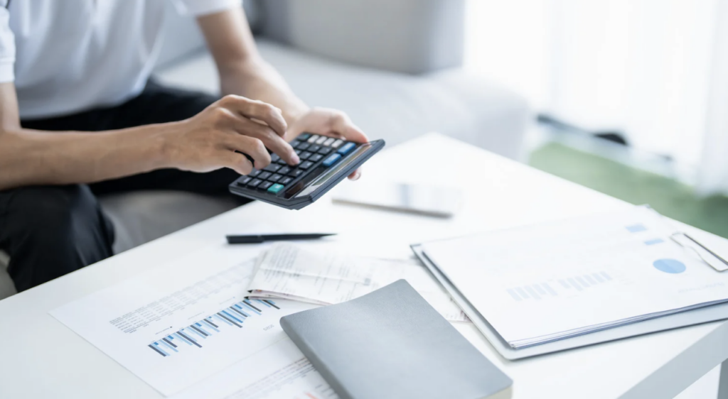 Analyse financière : calcul et documents de suivi budgétaire sur un bureau