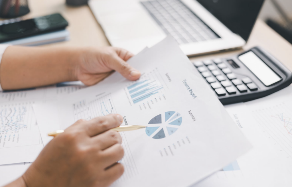 Analyse des engagements hors bilan et des risques financiers des collectivités