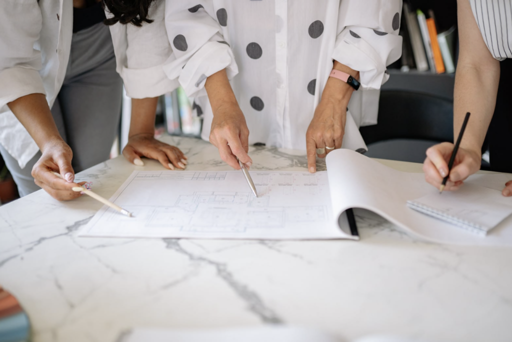 Équipe analysant des plans d'aménagement urbain